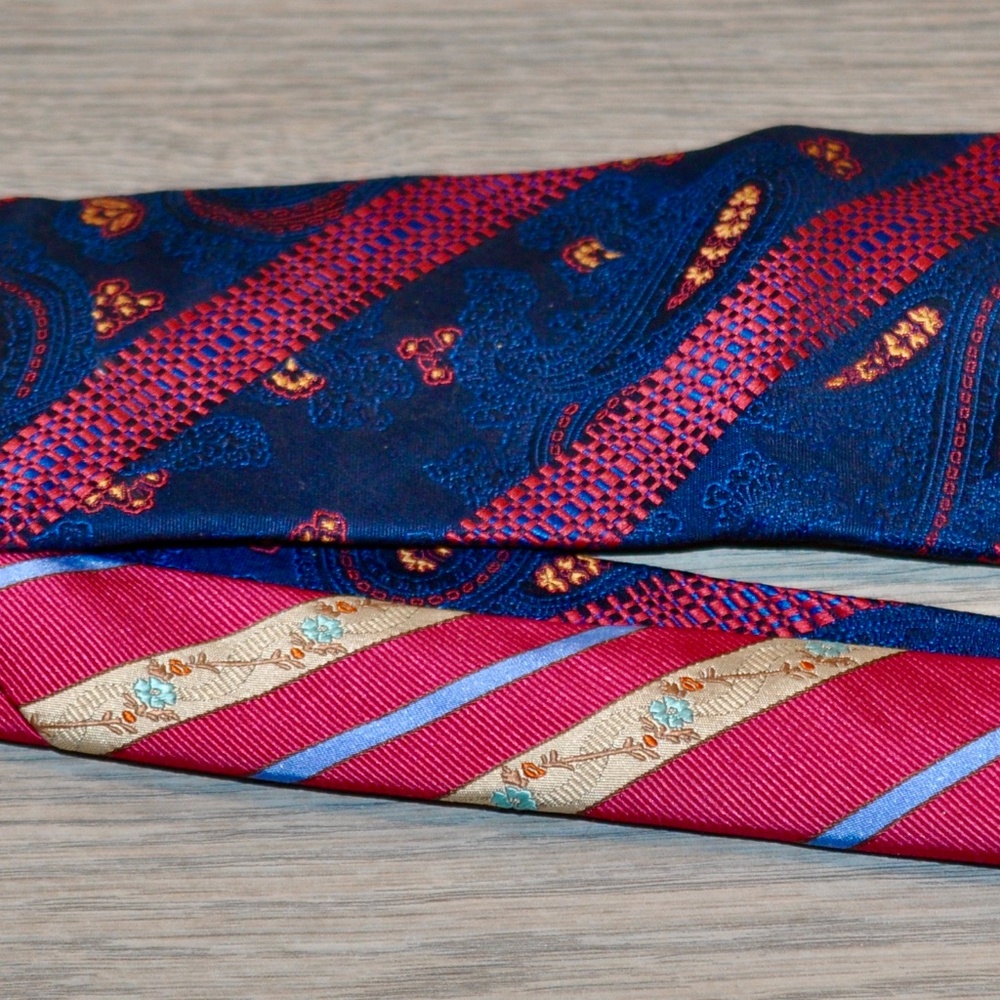 ROBERT GRAHAM tie 100% Silk Dark Blue Paisley Couture Designer
